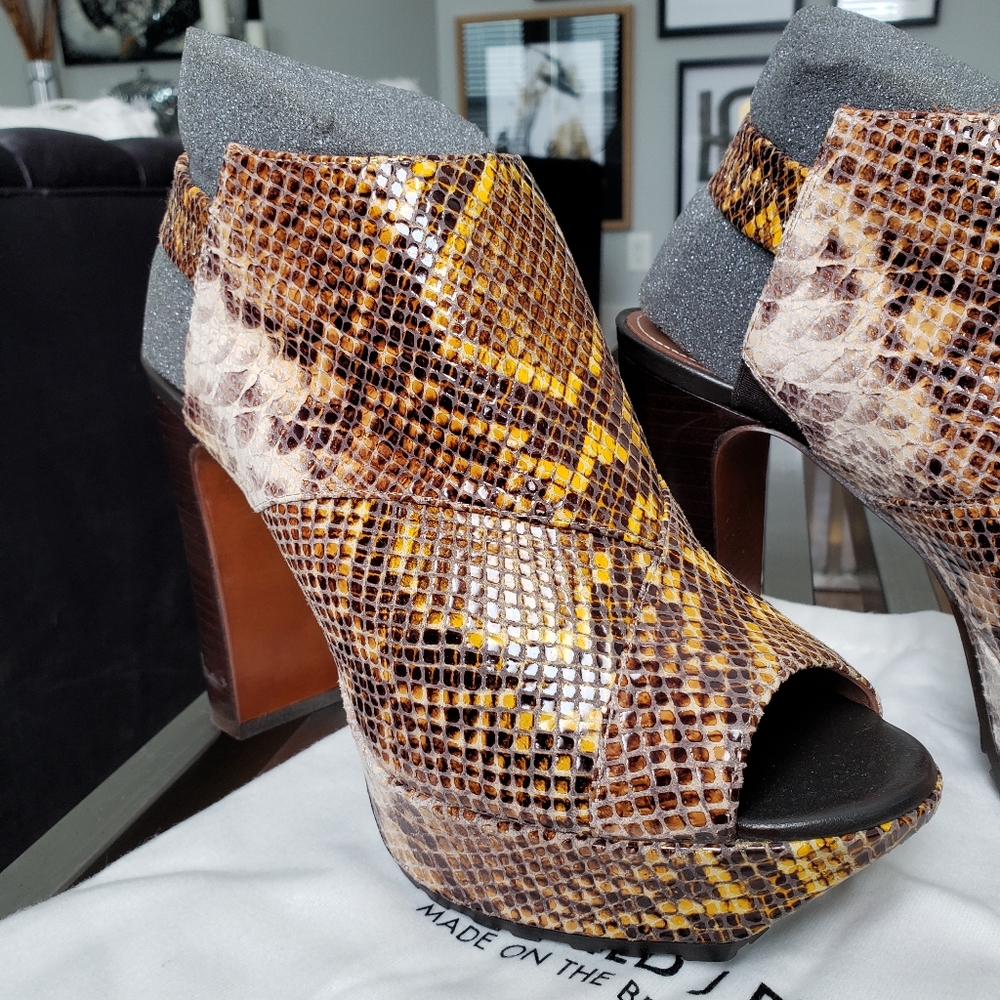 Donald Pliner Shoes - Picture 4 of 8